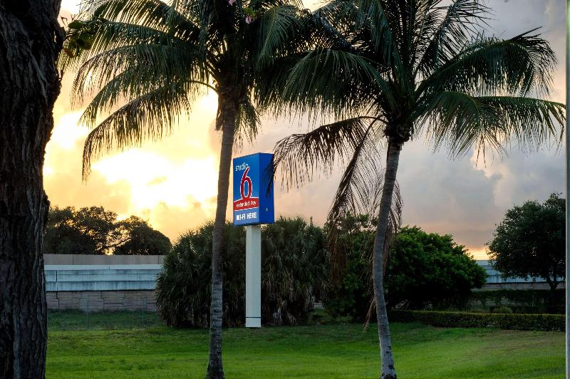 Отель Studio 6west Palm Beach, Fl