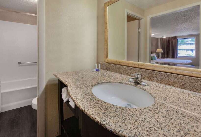 فندق Travelodge By Wyndham Monroe