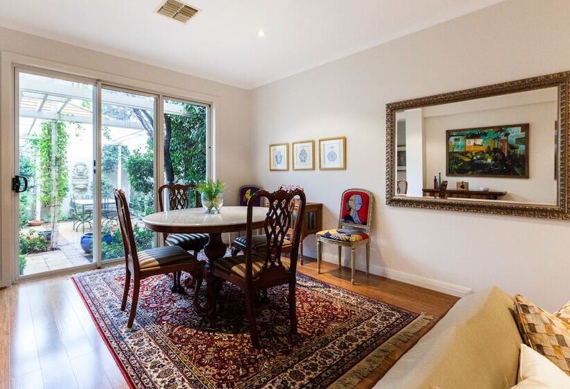 Jasmine, 2bdr Port Melbourne House