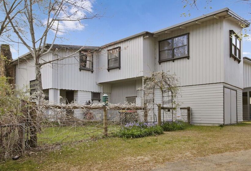 Le Chateau   Centrally Located