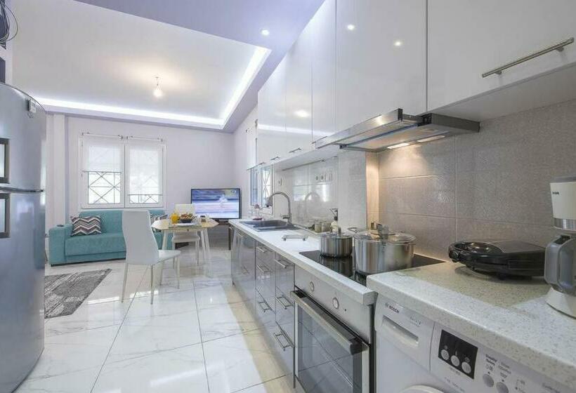 Modern Fully Equipped House, 5 Min Walk From Metro