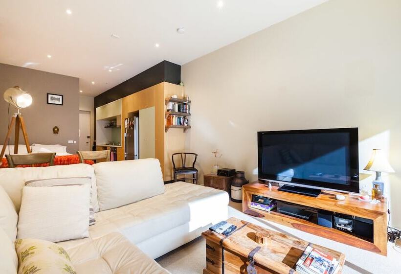 Tennyson, Richmond Studio Apartment