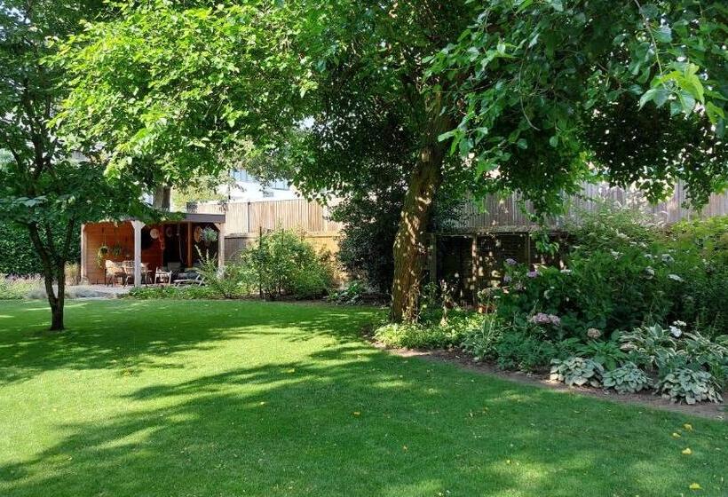 تختخواب و صبحانه Logement 1818