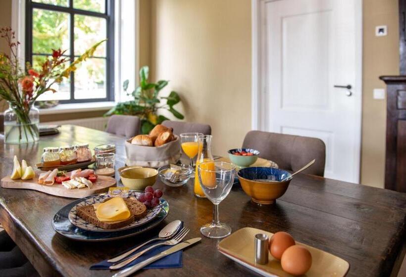 تختخواب و صبحانه Logement 1818