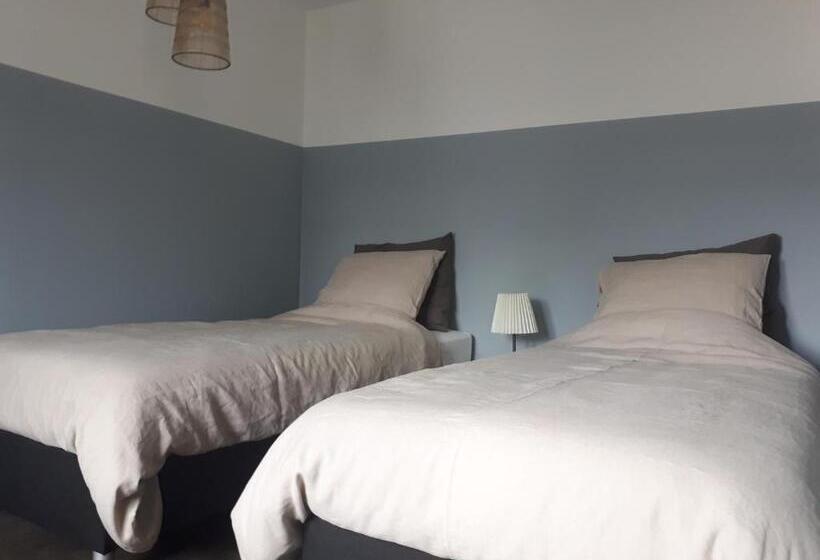 تختخواب و صبحانه Logement 1818