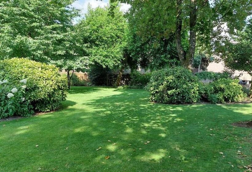 تختخواب و صبحانه Logement 1818