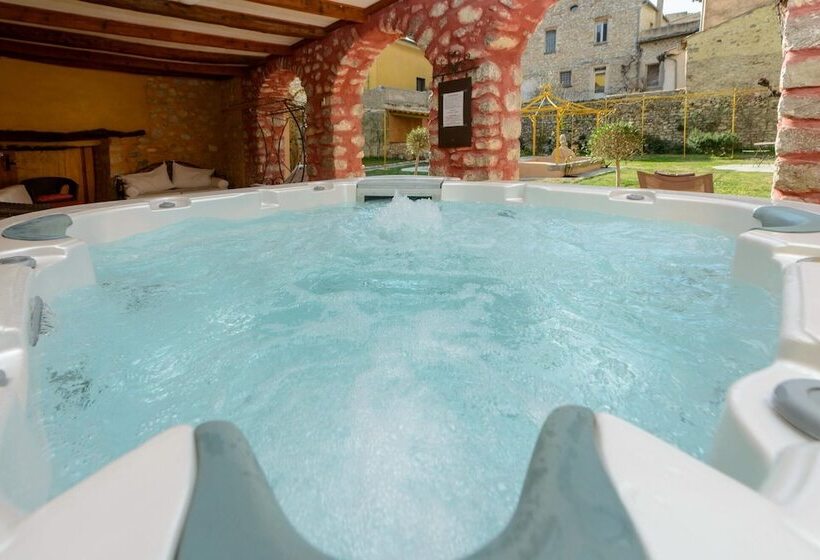 Отель Les Arcades Le Lion D'or