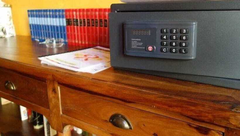 Отель Les Arcades Le Lion D'or