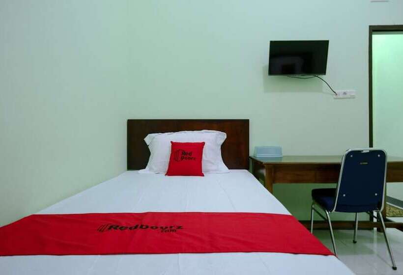 Отель Reddoorz Near Universitas Cokroaminoto Palopo