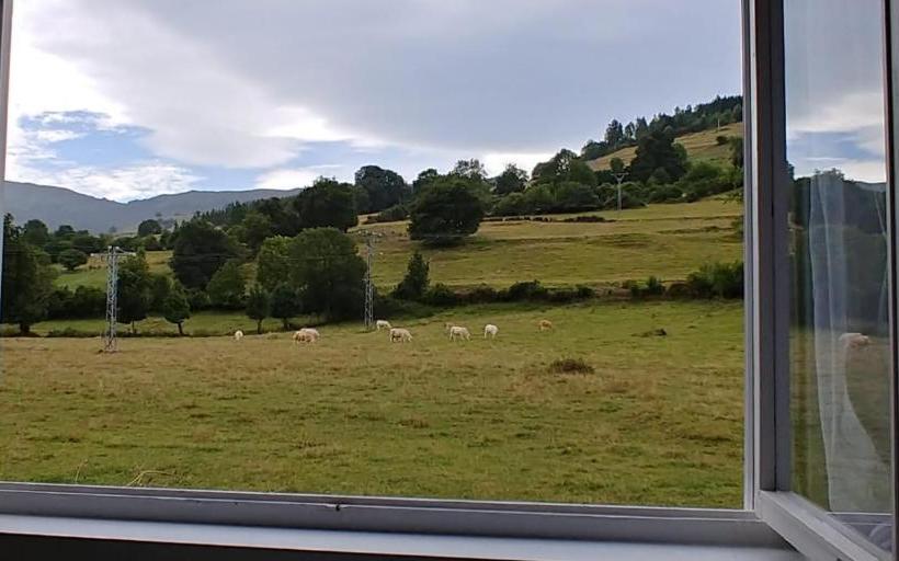 فندق Hostal & Restaurante Miralpas