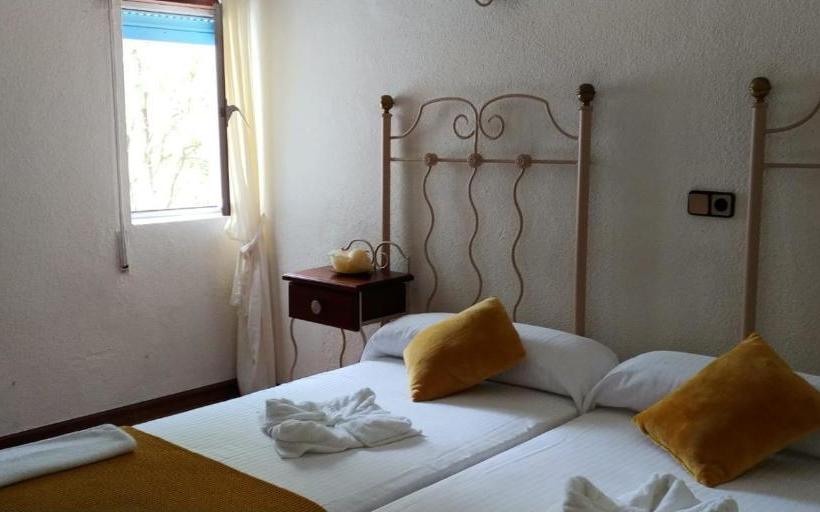 فندق Hostal & Restaurante Miralpas