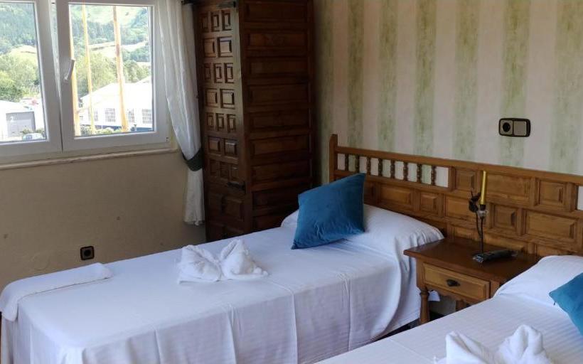 فندق Hostal & Restaurante Miralpas