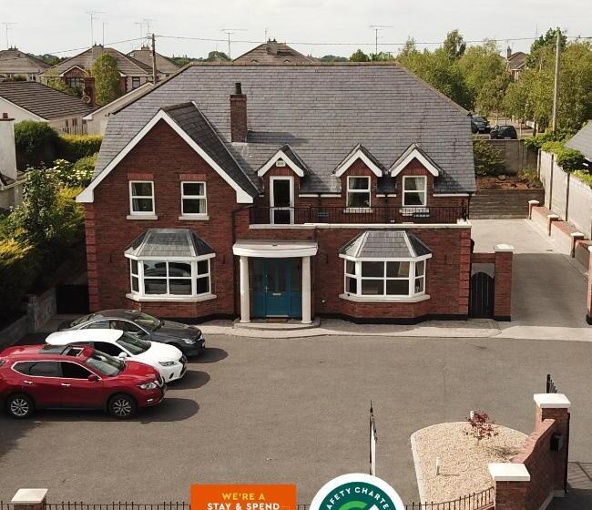 بنسيون Caravogue House