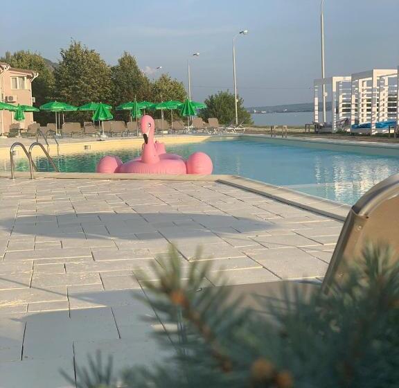 Riviera By Queens Hotel And Resort