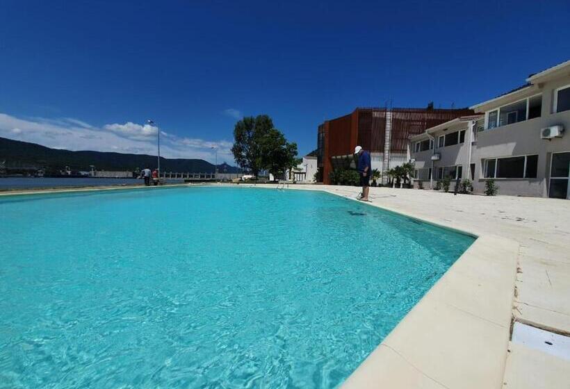 Riviera By Queens Hotel And Resort