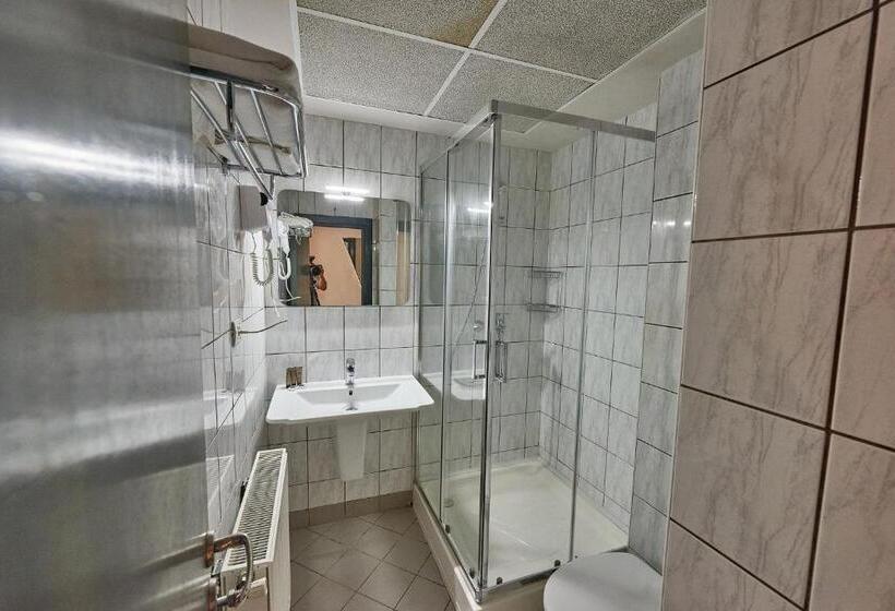 Riviera By Queens Hotel And Resort