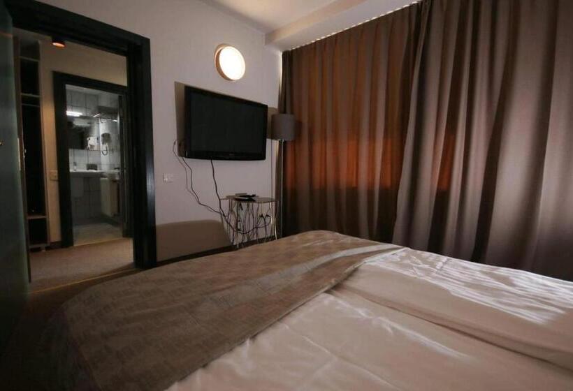 Riviera By Queens Hotel And Resort