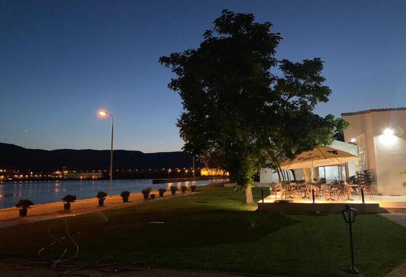 Riviera By Queens Hotel And Resort