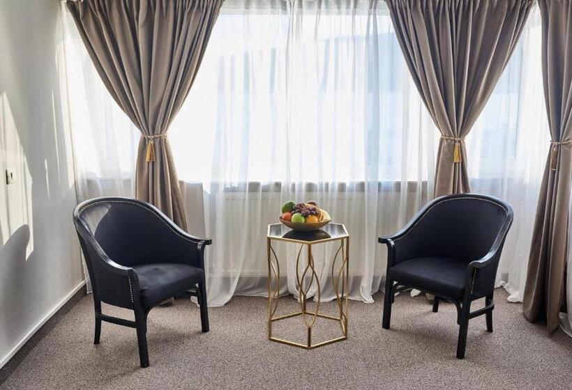 Riviera By Queens Hotel And Resort