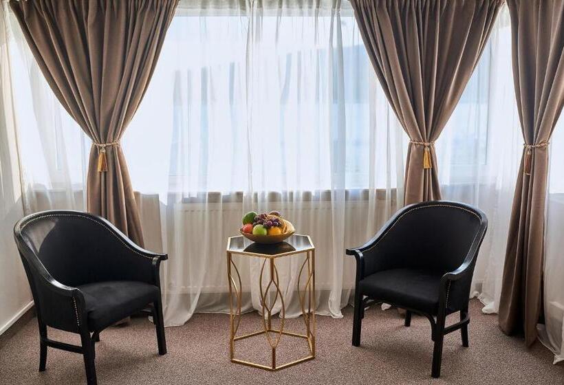 Riviera By Queens Hotel And Resort