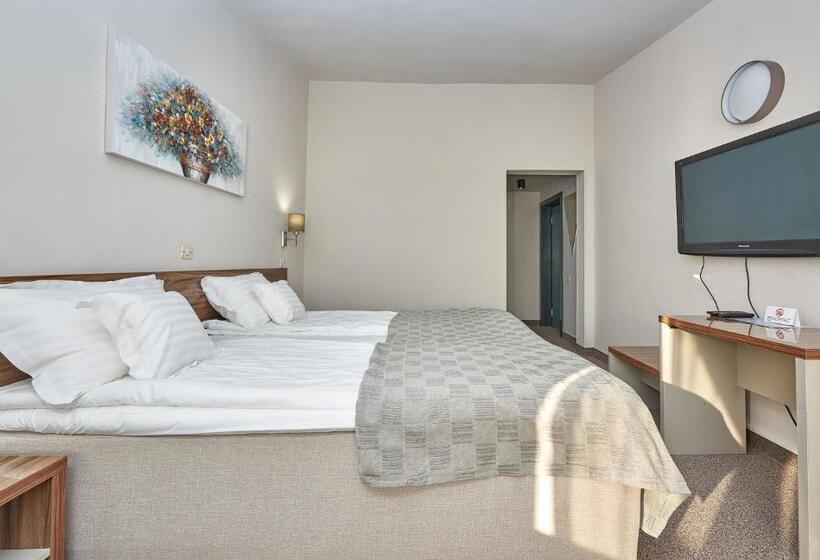 Riviera By Queens Hotel And Resort