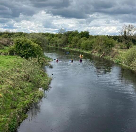 مبيت وإفطار Inny River Lodge