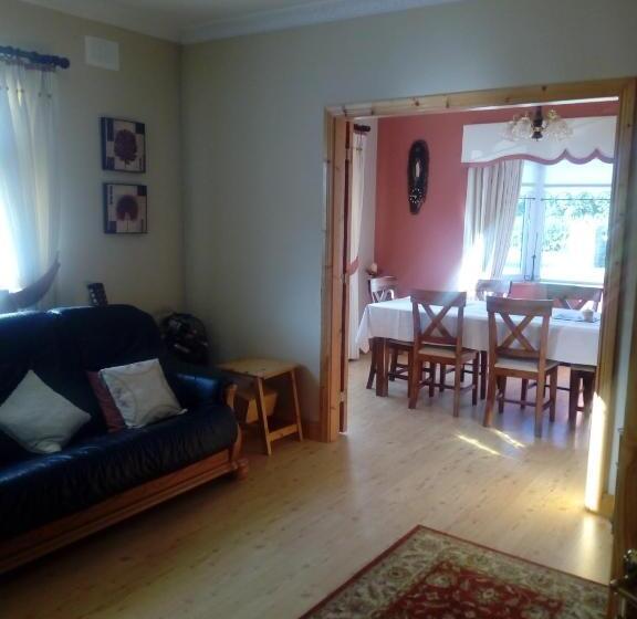 مبيت وإفطار Inny River Lodge