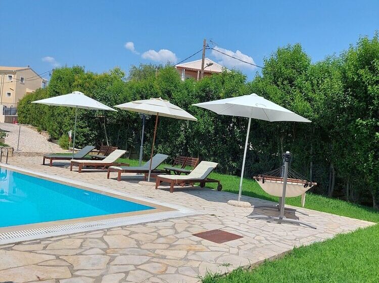 Cha Nanakas Village Inn