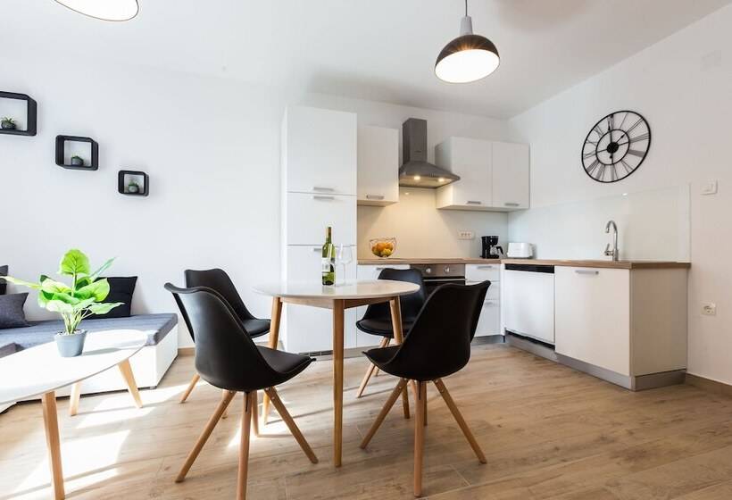 Deluxe Apartment Near The Bridge