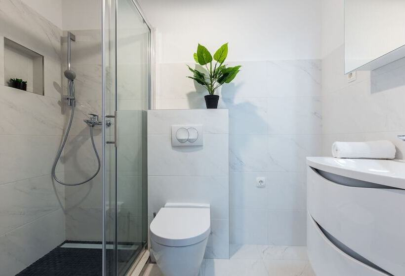 Deluxe Apartment Near The Bridge