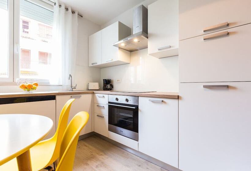 Deluxe Apartment Near The Bridge