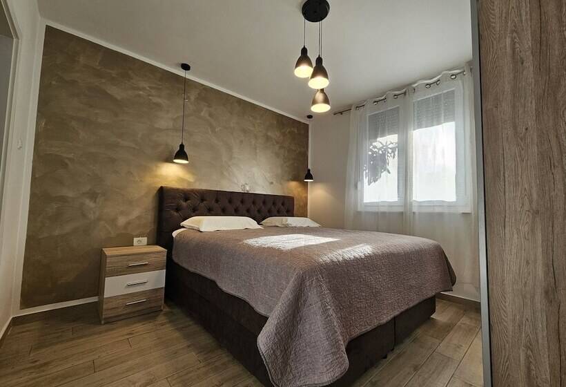 Deluxe Apartment Near The Bridge