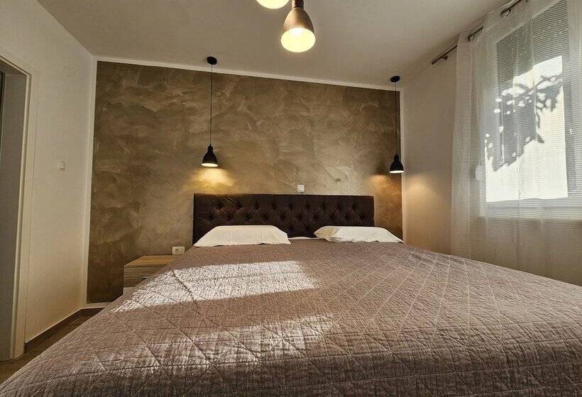 Deluxe Apartment Near The Bridge