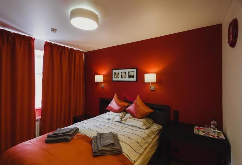 هتل Rooms And Breakfast