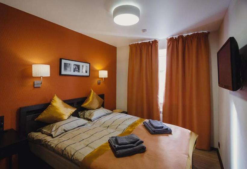 هتل Rooms And Breakfast