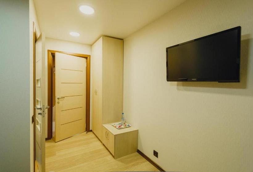 هتل Rooms And Breakfast