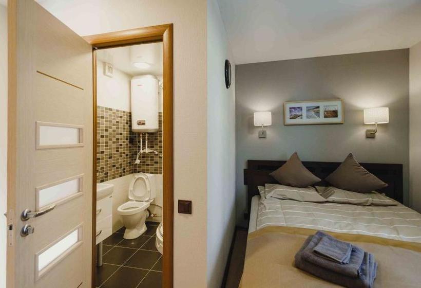 هتل Rooms And Breakfast