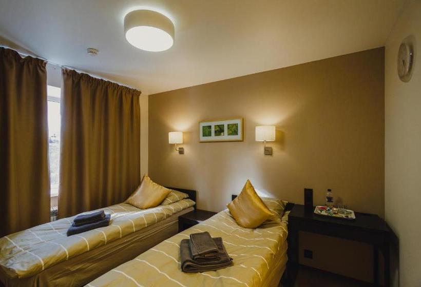 هتل Rooms And Breakfast