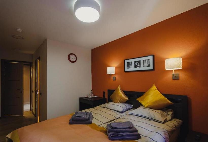 هتل Rooms And Breakfast