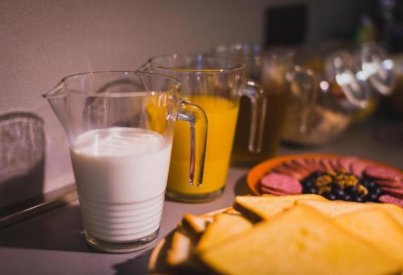 هتل Rooms And Breakfast