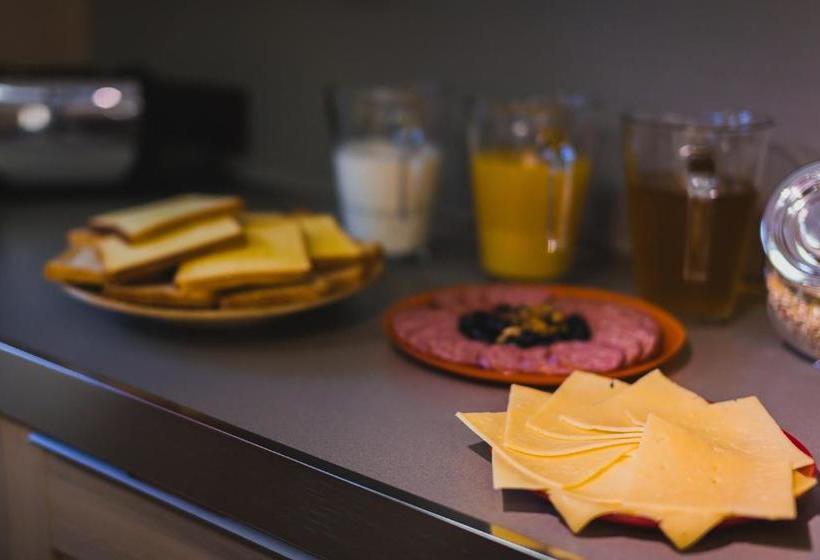 هتل Rooms And Breakfast