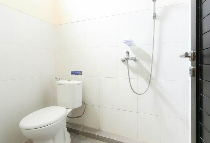 Пансион Reddoorz Syariah Near Purwosari Train Station