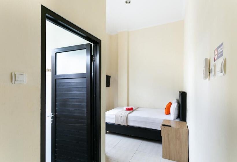 펜션 Reddoorz Syariah Near Purwosari Train Station