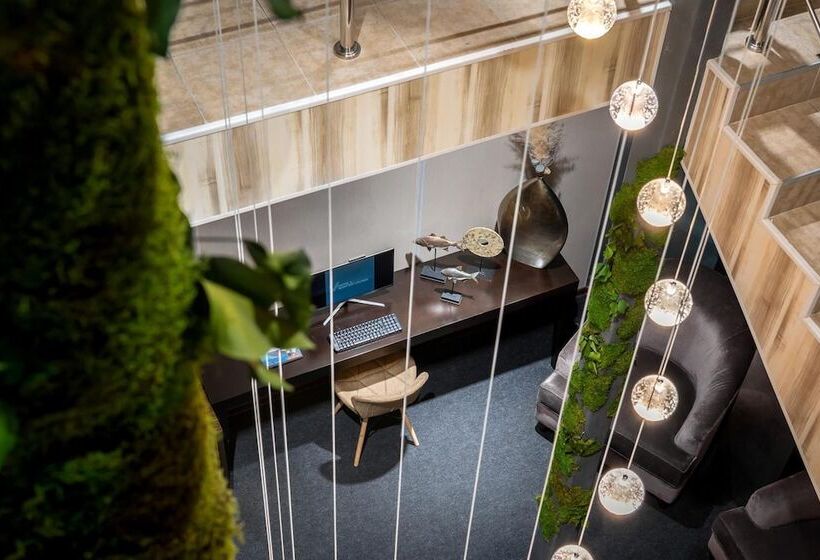 V Hotel & Rooftop Lounge