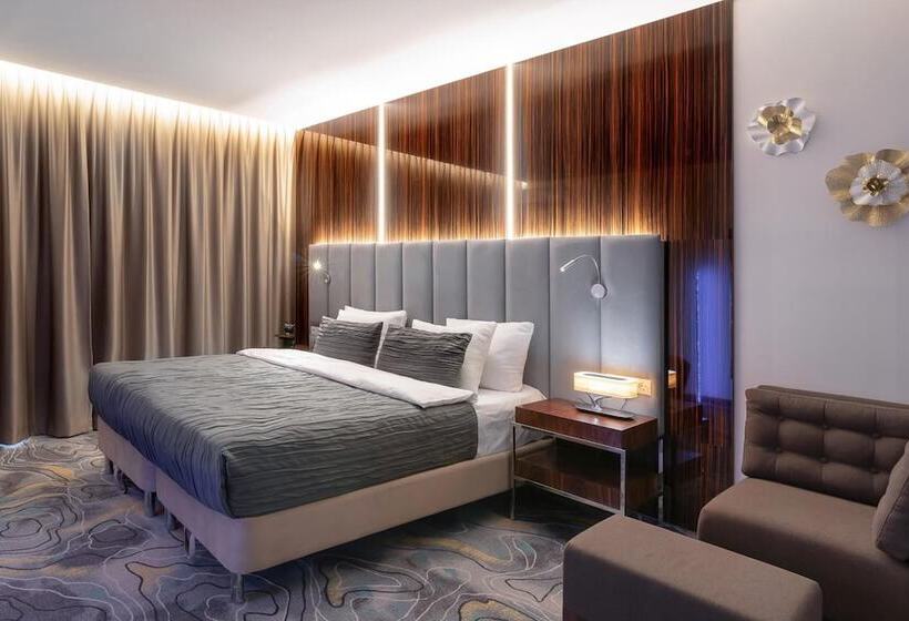 V Hotel & Rooftop Lounge