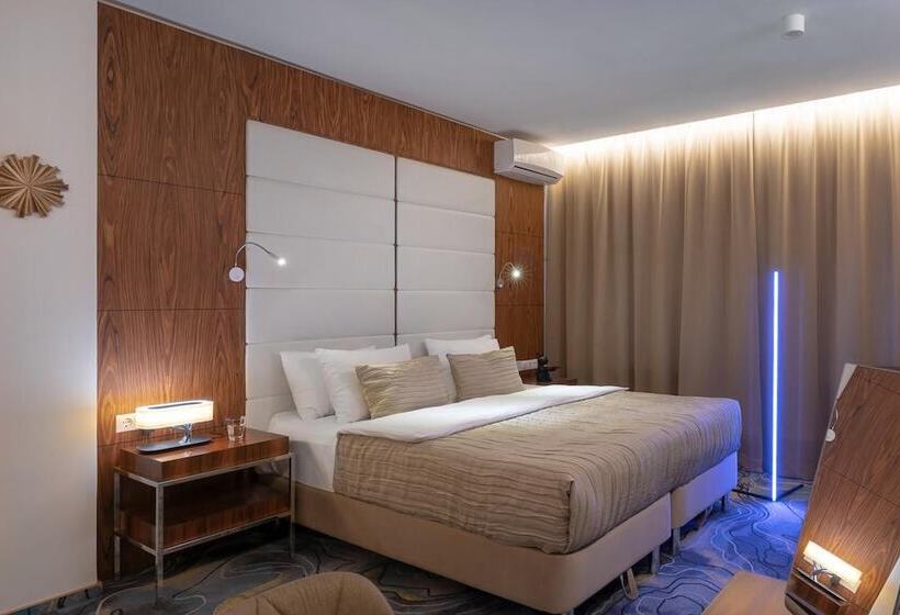 V Hotel & Rooftop Lounge