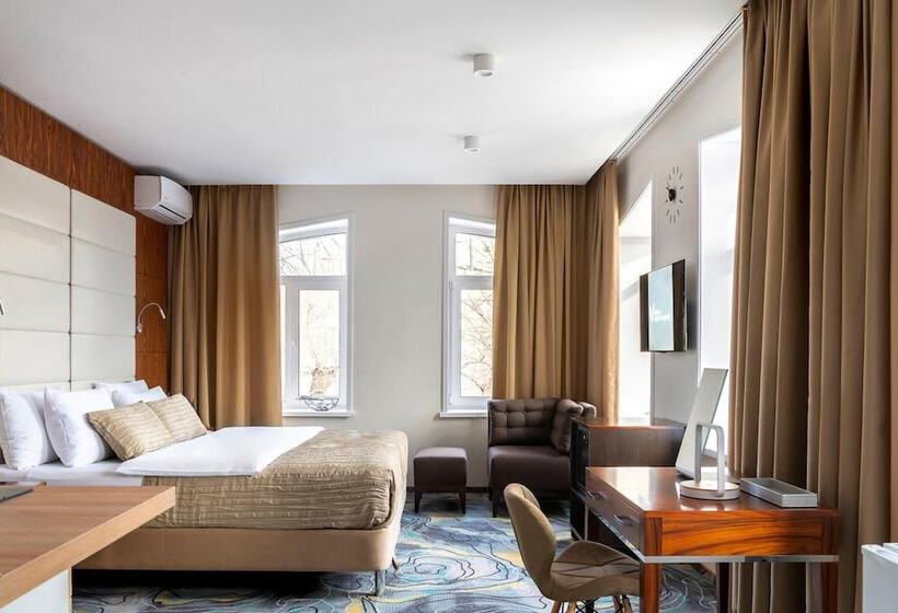 V Hotel & Rooftop Lounge