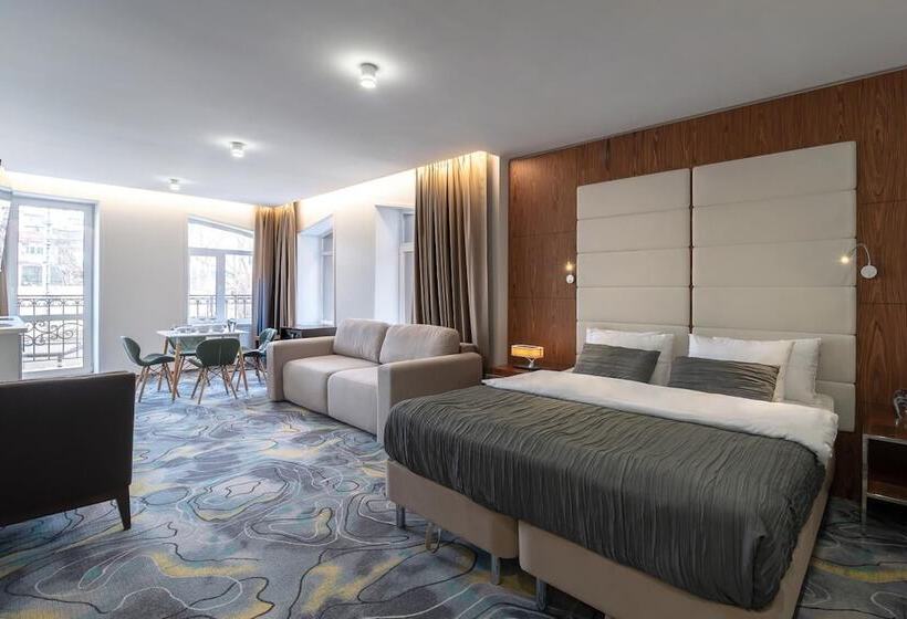 V Hotel & Rooftop Lounge