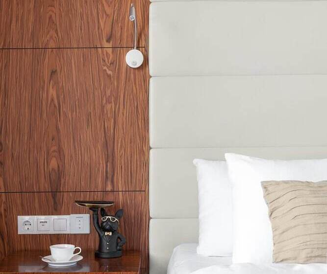 V Hotel & Rooftop Lounge