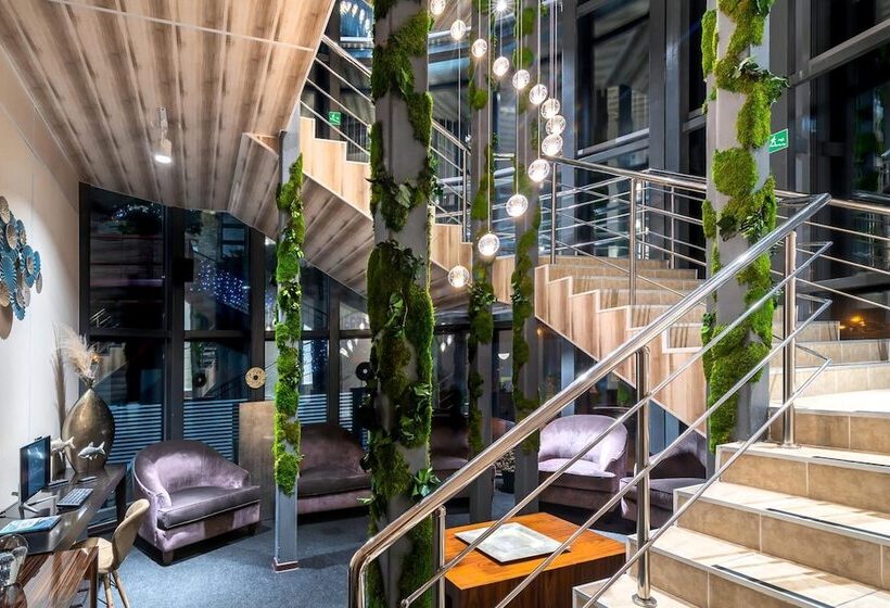 V Hotel & Rooftop Lounge